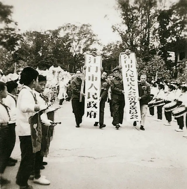 1979年11月，江门市第七届人民代表大会会议选举产生第七届人大常委会，成立市人民政府。图为举行挂牌仪式现场。资料图片